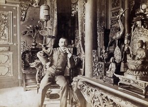 Pierre Loti (1850-1923) Franse schrijver, hier thuis in Rochefort, foto door Paul Cardon aka Dornac, c. 1892