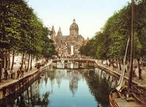 Uitzicht langs Voorburgwal naar Sint-Nicolaasbasiliek, Amsterdam, gepubliceerd ca. 1900