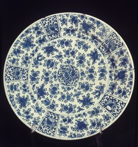 Bord met blauw rozenpatroon, 1764 door Dutch School