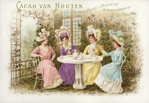 Vrouwen in tuin, chocolademelk drinkend