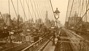Lower Manhattan gezien door het netwerk van kabels op de Brooklyn Suspension Bridge