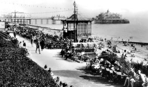 Het muziekkiosk en pier, Eastbourne, East Sussex, begin 20e eeuw door E. Dennis