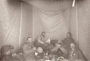 Leden van de Arabah Survey expeditie in hun tent, 1883