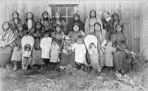 Kate McBeth (overleden 1915) met de vrouwen van de Nez Perce Vrouwen Naai Vereniging
