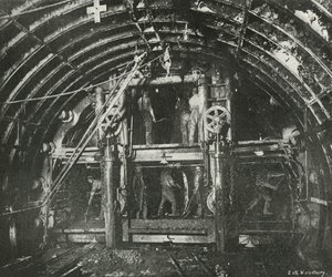 Het graven van de tunnel voor de Waterloo en City Railway door E. and S. Woodbury