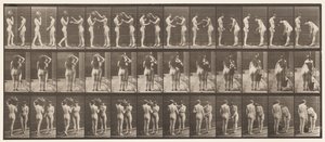 Plaat 447. Twee modellen, waterkruik van schouder nemen door Eadweard Muybridge