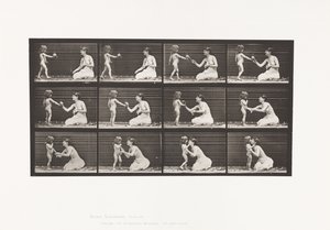 Twee modellen, kind brengt boeket door Eadweard Muybridge