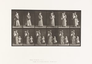 Plaat 52. Lopen met kind, omdraaien; een ander kind houdt zich vast aan jurk door Eadweard Muybridge