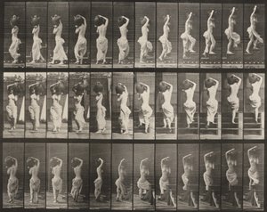 Plaat nummer 105. Persoon die zich omdraait en een trap oploopt, een waterkruik op de linkerschouder door Eadweard Muybridge