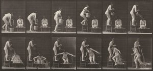 Plaat nr. 406. Vrouw giet een emmer water over een andere vrouw door Eadweard Muybridge