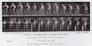 Het menselijk lichaam in beweging: Kind, probeert een trap op te lopen (zwart-wit foto) door Eadweard Muybridge