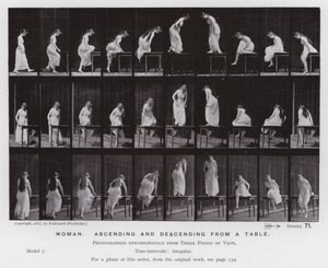 Het Menselijk Lichaam in Beweging: Vrouw, op- en afstappend van een tafel door Eadweard Muybridge
