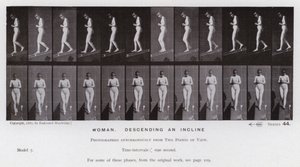 Het menselijk lichaam in beweging: Vrouw, daalt een helling af (zwart-wit foto) door Eadweard Muybridge