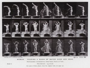 De menselijke figuur in beweging: Vrouw, een kom water over haar hoofd gieten door Eadweard Muybridge