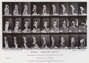 De menselijke figuur in beweging: Vrouw, mantel verwijderen door Eadweard Muybridge