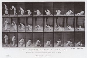 Het menselijk lichaam in beweging: Vrouw, staat op van de grond (zwart-wit foto) door Eadweard Muybridge