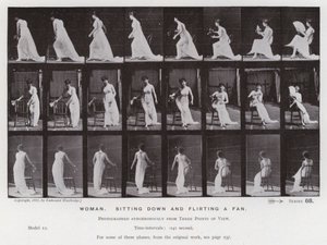 Het menselijk lichaam in beweging: Vrouw, gaat zitten en wuift met een waaier (zwart-wit foto) door Eadweard Muybridge