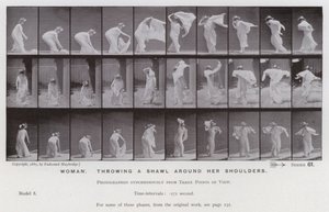 De menselijke figuur in beweging: Vrouw, een sjaal om haar schouders gooien door Eadweard Muybridge