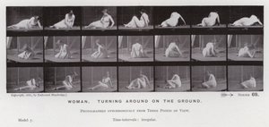 De menselijke figuur in beweging: Vrouw, draaien op de grond door Eadweard Muybridge