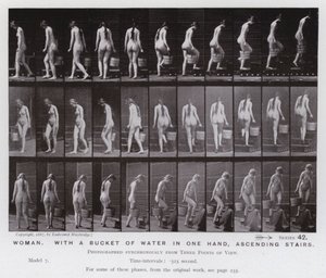 De menselijke figuur in beweging: Vrouw, met een emmer water in één hand, trap oplopend door Eadweard Muybridge