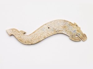 Drakenvormige hanger, 5e-4e eeuw v.Chr. door Eastern Zhou Dynasty Chinese School