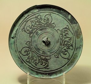 Spiegel met verstrengelde draken, Oostelijke Zhou-dynastie, Periode van de Strijdende Staten, 475-221 v.Chr.