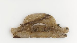 Halfcirkelvormige plaquette met drakenkoppen aan de uiteinden, 5e-4e eeuw v.Chr. door Eastern Zhou Dynasty Chinese School