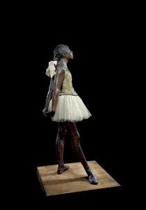 14 jaar oud of grote danseres gekleed