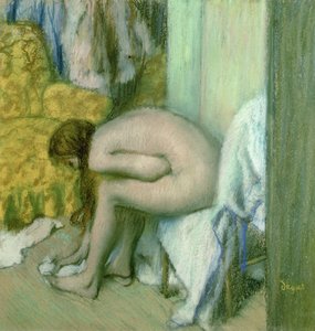 Na het bad, vrouw droogt haar linkervoet