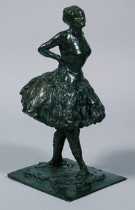 Danseres in Casual Kleding, haar handen op haar heupen, haar rechterbeen naar voren, gegoten c.1919-21 door Edgar Degas