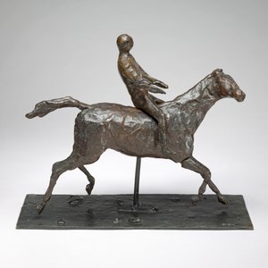 Paard met jockey, paard galopperend, hoofd naar rechts draaiend, voeten raken de grond niet