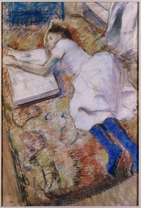 Jong meisje uitgestrekt kijkend naar een album, ca.1889 door Edgar Degas