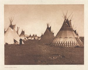 Portfolio VI, Plaat 186: Geschilderde Lodges--Piegan door Edward S. Curtis
