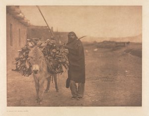 Portfolio XVII, Plaat 608: Een lading brandstof - Zuñi door Edward S. Curtis