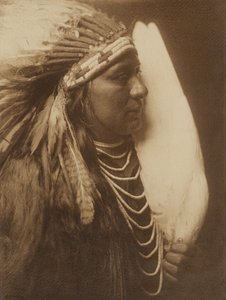 [Drie Veren - Een Nez Perce Inheemse Amerikaan]. door Edward S. Curtis