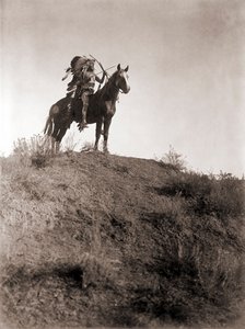 Absaroke krijger te paard door Edward S. Curtis, ca. 1910