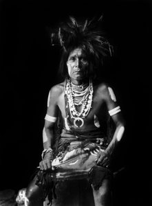 Hopi-indiaan, met een Naja om de nek, foto door Edward S. Curtis, ca. 1921 door Edward Sheriff Curtis