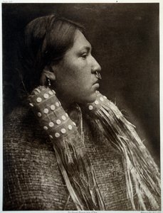 Portret van een Indiaans meisje met een neuspiercing