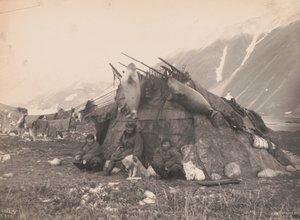 Inuit hut en familie, ca. 1899 door Edward Sheriff Curtis