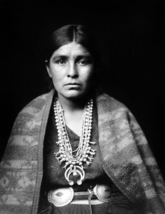 Navajo-vrouw met zilveren squash-bloem ketting, concho riem, deken over schouders, c. 1904 door Edward Sheriff Curtis