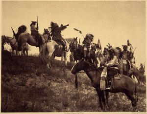 Een aanval plannen. De Indianen, in hun indrukwekkende typische kostuums, komen samen in uiterst pittoreske groepen. Dit is een troep van Sioux Ogalala (Oglala), op een heuvel met uitzicht op de Wounded Knee Valley in het Pine Ridge-reservaat, South Dakota