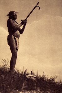Gebed tot het mysterie. Bij het bidden werd de pijp altijd aangeboden aan de Grote Manitou door deze naar de hemel te heffen. Aan de voeten van de aanbidder ligt een buffelschedel, symbool voor de geest van het dier waar de Indianen zo afhankelijk van ware
