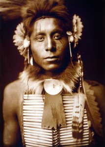 Sitting Eagle, Crow man, c. 1905 door Edward Sheriff Curtis