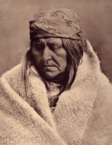 Two Bear, piegan vrouw. Wat betreft de Piegans van vandaag en morgen, we zouden heel optimistisch moeten zijn om hoop te vinden in hun huidige situatie. door Edward Sheriff Curtis