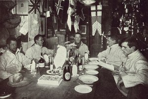 De officieren, Midwinterdag diner, Britse Antarctische Expeditie, Kaap Evans, 22 juni 1912