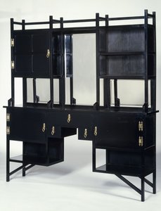 Een zwartgelakte William Watt zijkast door Edward William Godwin