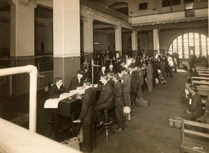 Immigranten worden geregistreerd in de Grote Hal, U.S. Immigratiestation, 1902-10