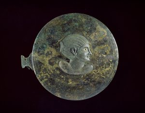 Gegoten bronzen spiegeldeksel met Hellenistisch reliëf van een vrouw, 100 v.Chr. - 100 n.Chr.
