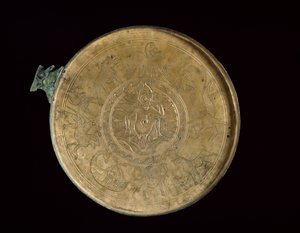 Interieur van een spiegel met gegraveerde figuur van Harpocrates, lotus bloemen en mythische dieren, 100 v.Chr. - 100 n.Chr.