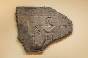 Reliëf met Ptolemaeus II die een offer brengt aan een god, 285-246 v.Chr. door Egyptian